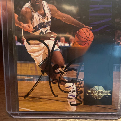 1994-95 SkyBox Premium Basketball #18 Hersey Hawkins Autographed Trading Card